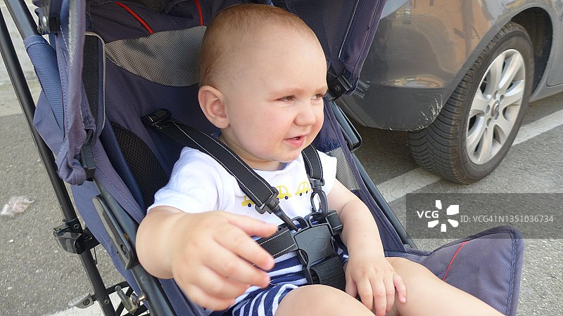 坐在婴儿车里的1岁男婴图片素材