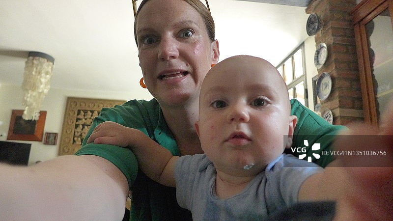 一岁男孩在母亲怀里自拍图片素材