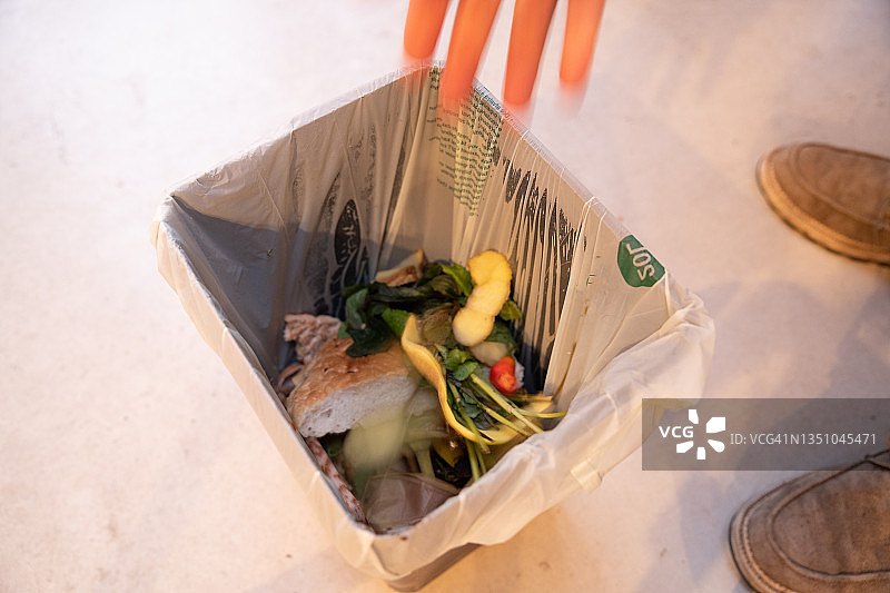 带可生物降解袋的堆肥桶，收集厨余垃圾图片素材