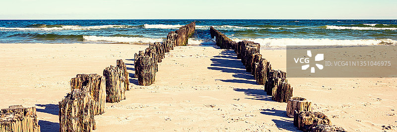 阳光明媚的海景全景图片素材