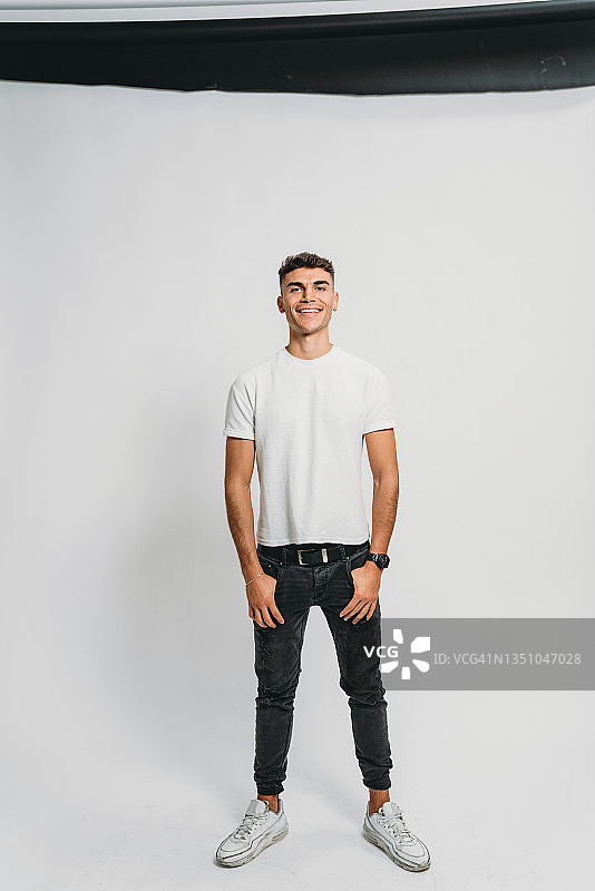 在摄影背景前工作室里年轻成年男性的肖像图片素材