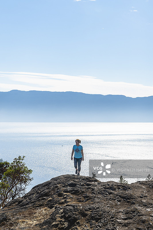 沿着山脊徒步的女人图片素材