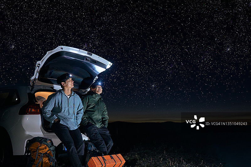 两名男子戴着头灯观看星星图片素材