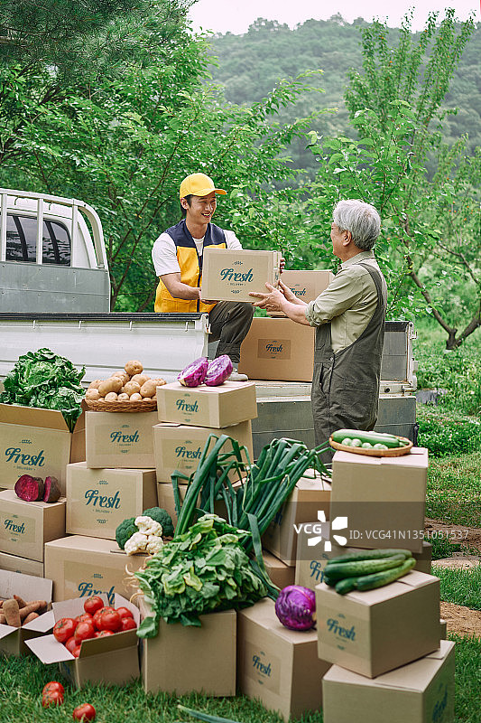 农民和送货员拿着农作物图片素材