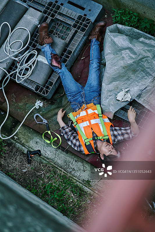 从建筑物上坠落的受伤工人图片素材