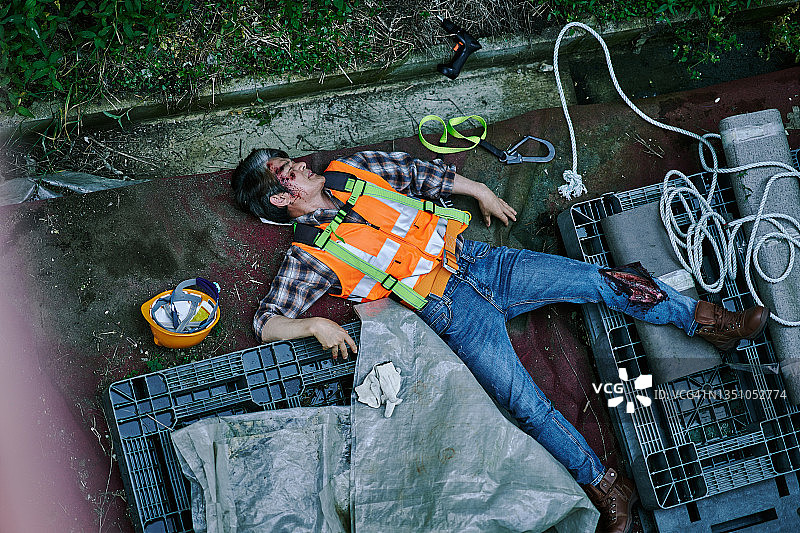 从建筑物上坠落的受伤工人图片素材