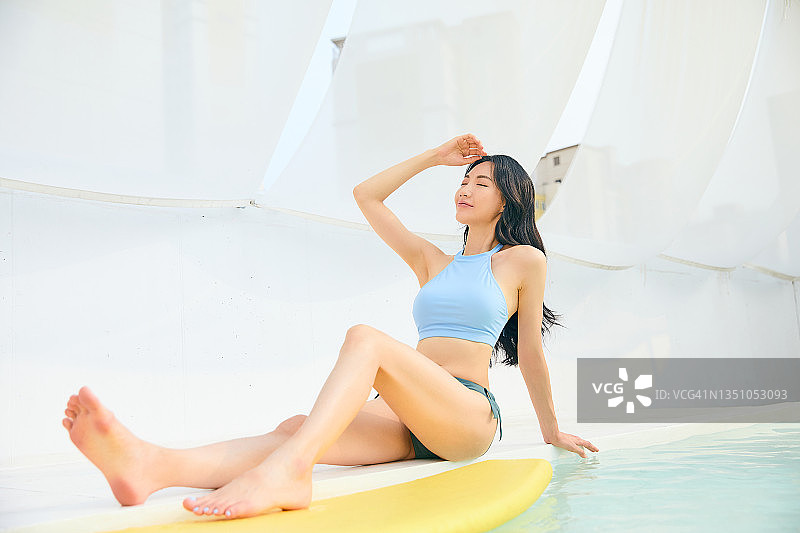 穿泳衣的女人图片素材