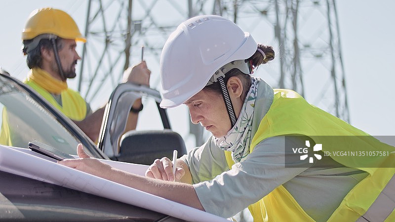 高压工程师现场作业，团队合作图片素材