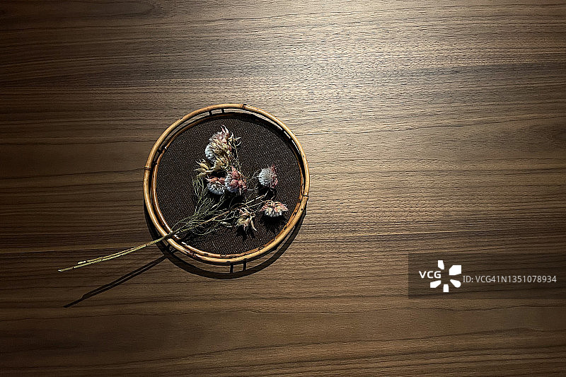 俯瞰木桌上的干花图片素材
