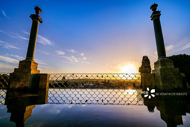 罗马平西奥花园全景露台上，雨水反射出的美丽日落图片素材