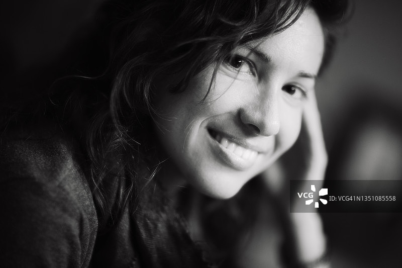 快乐的真实女人看着镜头图片素材