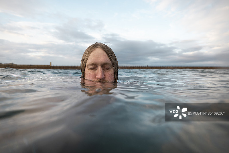 在海边放松身心图片素材