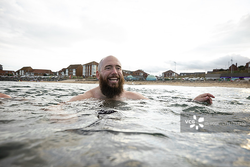 在黄昏时分潜水图片素材