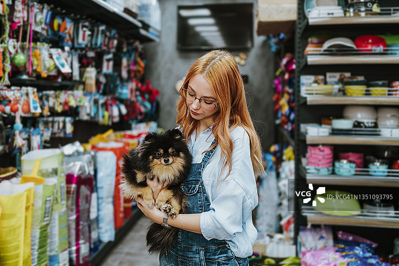 在宠物店里的女人图片素材