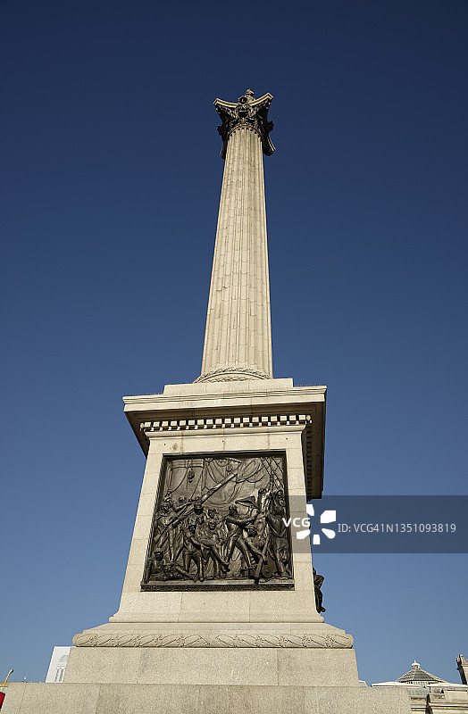 英国伦敦市中心特拉法加广场的纳尔逊圆柱图片素材
