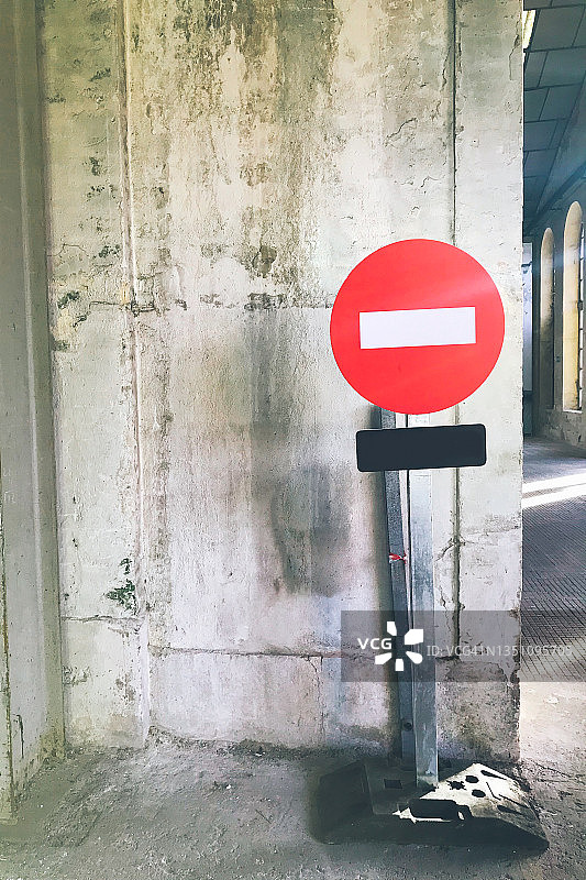 废弃船上的禁止标志图片素材