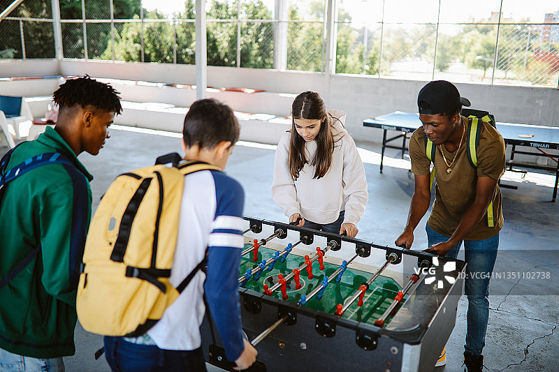 高中生课后玩桌上足球图片素材