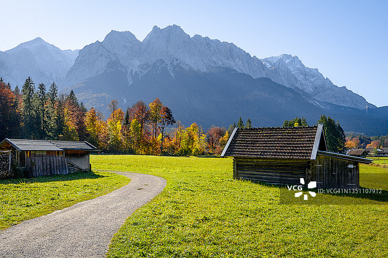 通往巴伐利亚小屋的徒步路径，背景是楚格峰图片素材