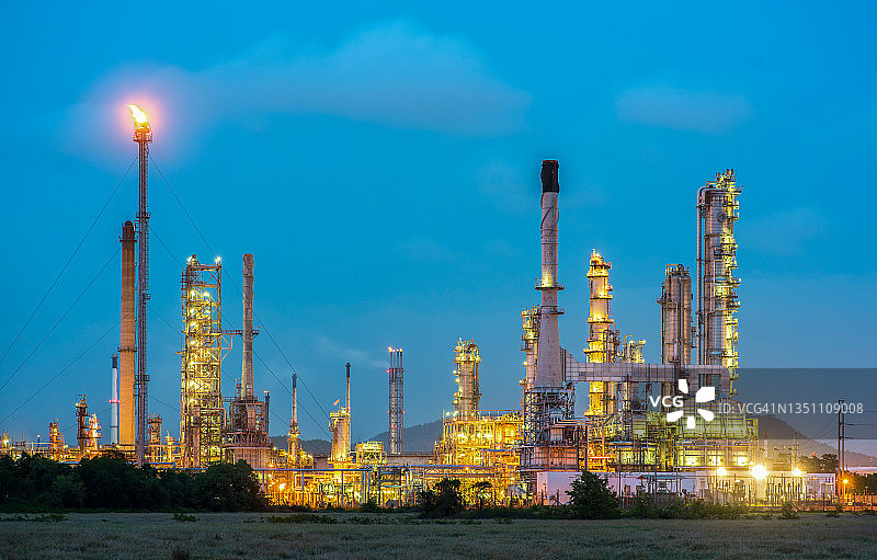 日落时分的石油天然气炼油厂图片素材