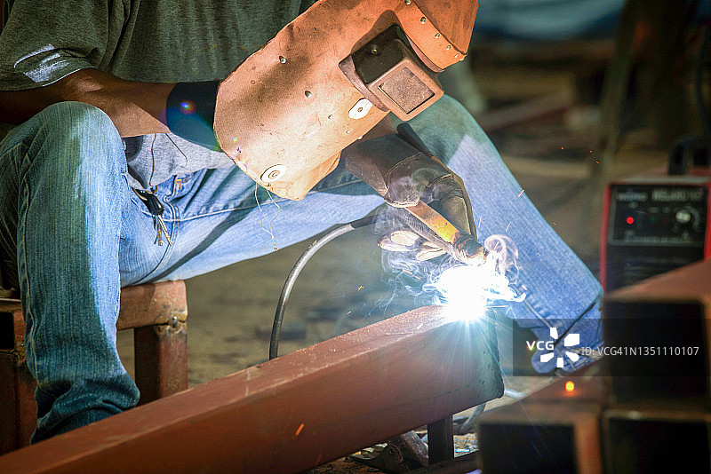 工厂焊接钢结构的工业工人图片素材