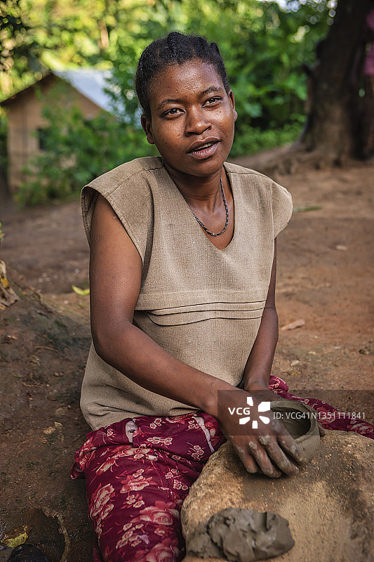 制作陶器的年轻埃塞俄比亚女人图片素材