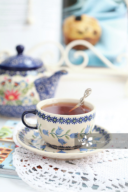 充满活力的早晨茶饮陶瓷马克杯特写图片素材