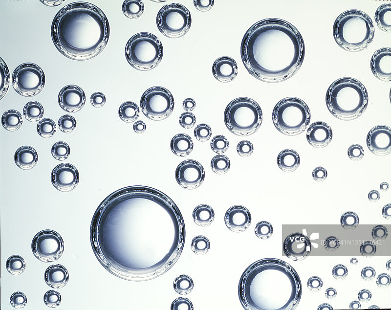 液体表面的圆形气泡图片素材