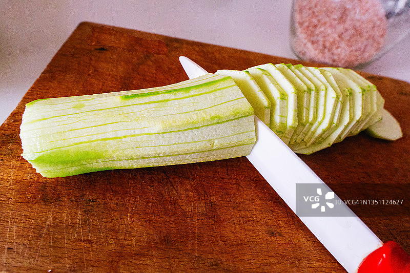 砧板上切黄瓜特写图片素材