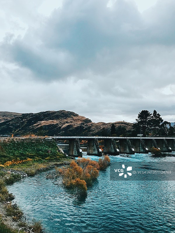 新西兰南岛皇后镇卡瓦劳河上的卡瓦劳瀑布桥图片素材