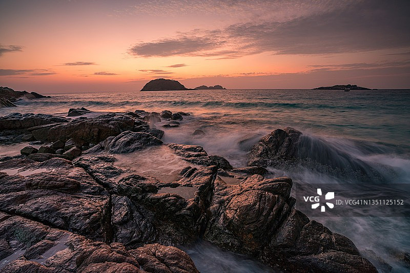 马来西亚丁加奴热浪岛的日出岩石海滩图片素材