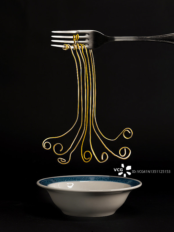 叉子和碗里的意大利面图片素材