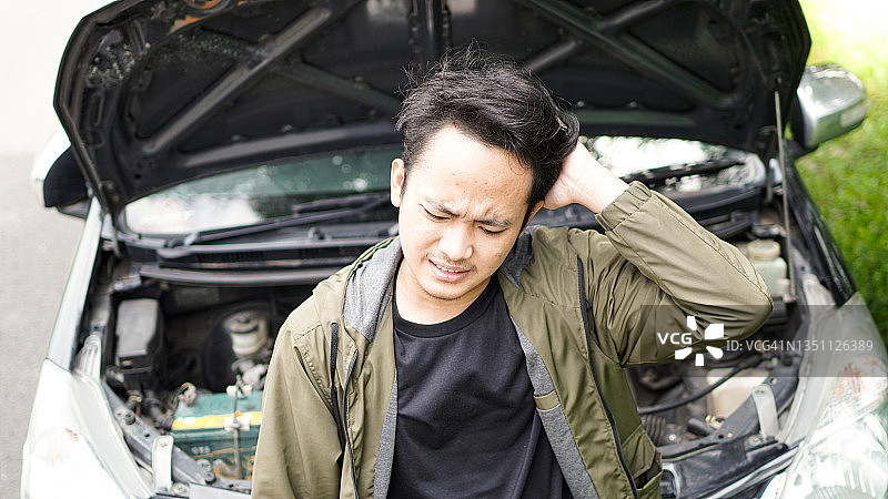 男人站在抛锚的汽车旁图片素材