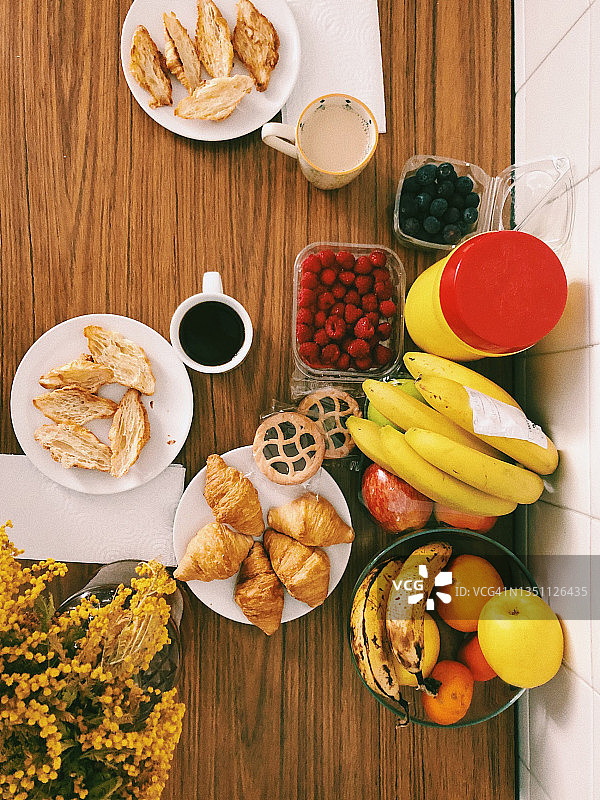 早餐桌上的羊角面包和新鲜水果俯视图图片素材