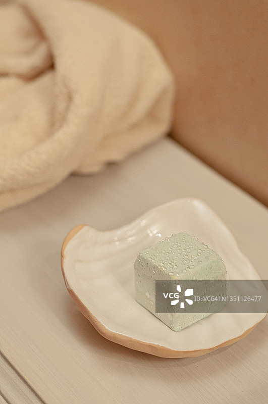 肥皂、肥皂碟与毛巾图片素材