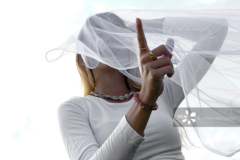 法国少女面部遮薄纱肖像图片素材