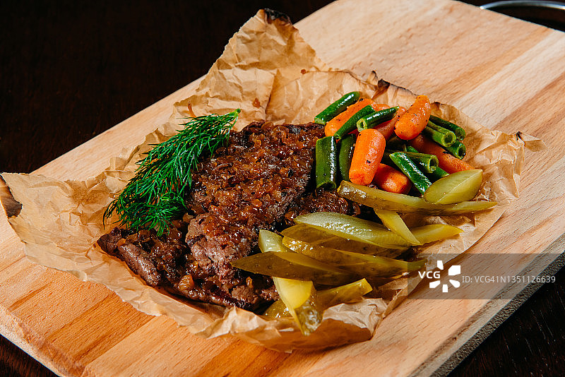 肉和洋葱配酸黄瓜、胡萝卜和豆类图片素材