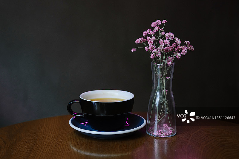 茶杯与干花瓶图片素材