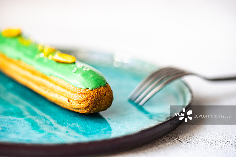 盘子里开心果泡芙的俯视照片图片素材