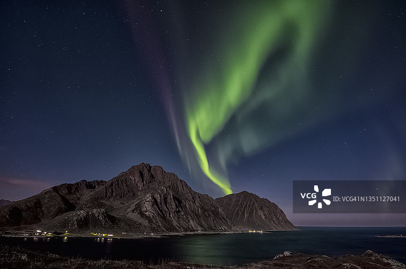罗弗敦群岛的海岸景观与北极光图片素材