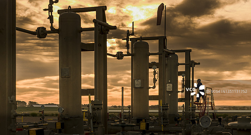日出时的增压站图片素材