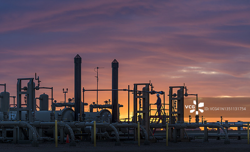 日出时的增压站图片素材