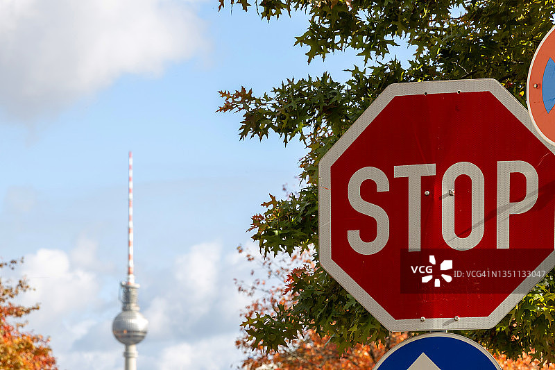 带有柏林电视塔的停车标志（德国柏林）图片素材