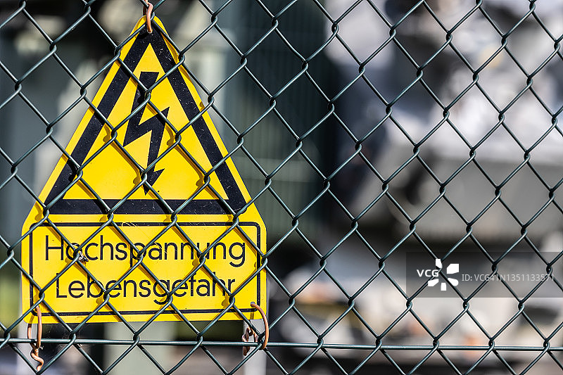 背景为太阳能电池板的高压标志图片素材