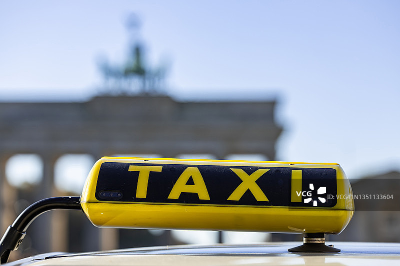 背景为勃兰登堡门的出租车标志（德国柏林）图片素材