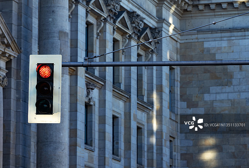 带有红色交通灯的柏林国会大厦图片素材