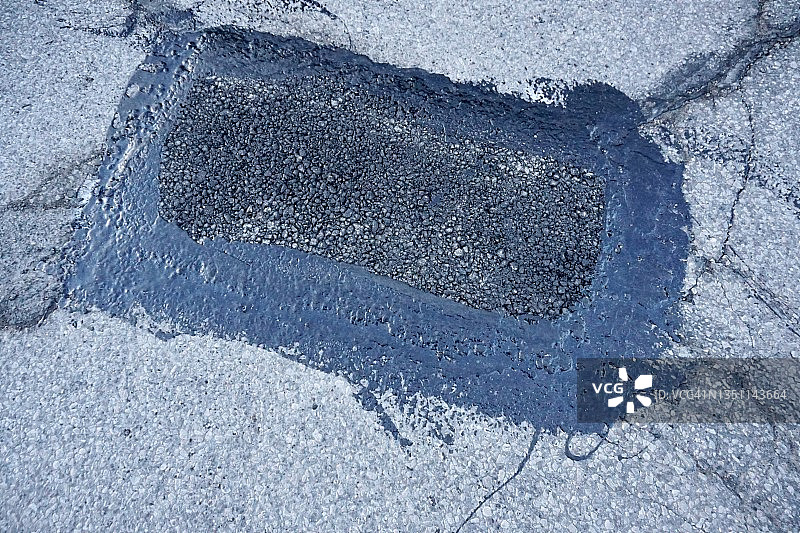 坑洼道路上的沥青补丁图片素材