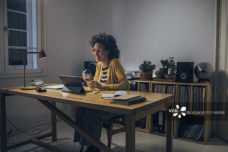 夜晚使用平板电脑的商务女性图片素材