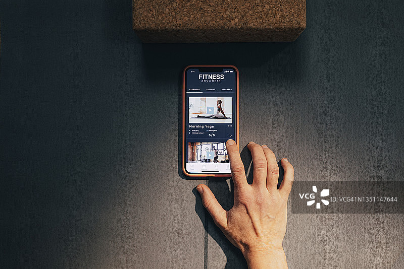 一位匿名女子用智能手机观看培训视频图片素材