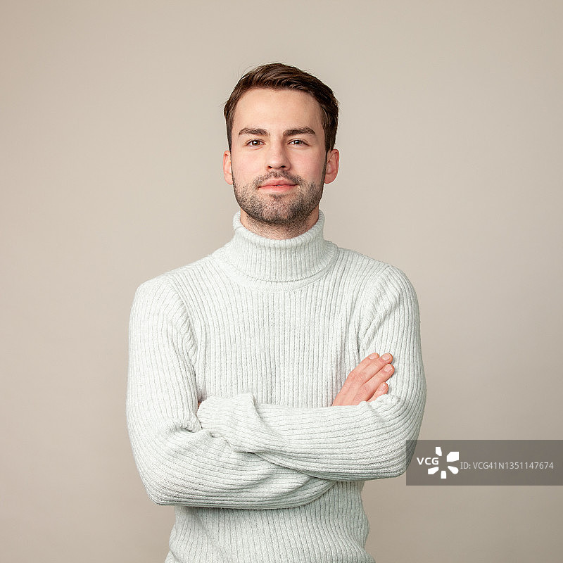 有魅力的20岁络腮胡男子棚拍肖像图片素材