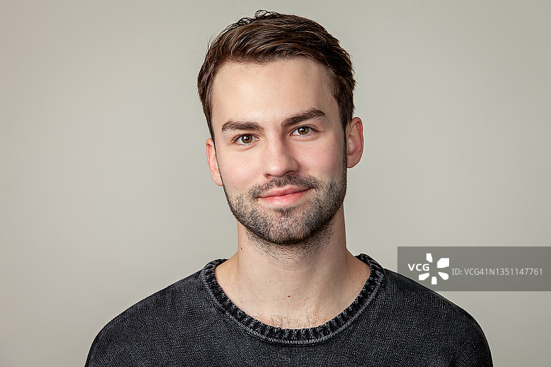 有魅力的20岁络腮胡男子棚拍肖像图片素材